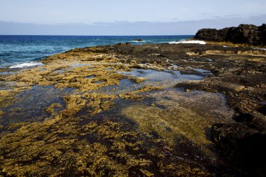 Taş taş gökyüzü kıyı şeridi ve lanzarote İspanya yaz