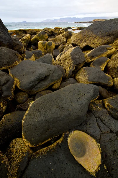 In lanzarote Insel Schaumstoff Felsen Landschaft Stein Himmel Wasser — Stockfoto