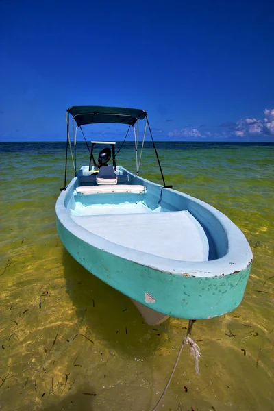 Barraca na lagoa azul relaxar e barco sian kaan — Fotografia de Stock