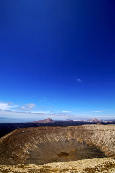 Timanfaya roca vulcanica piedra cielo colina y verano en los —  Fotos de Stock
