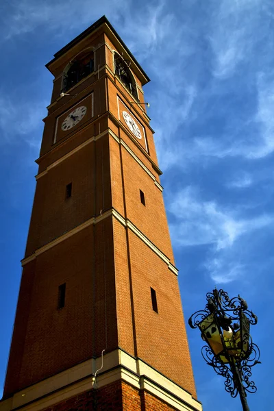 V Itálii Renate staré zdi terasy církevní hodinky zvonice — Stock fotografie