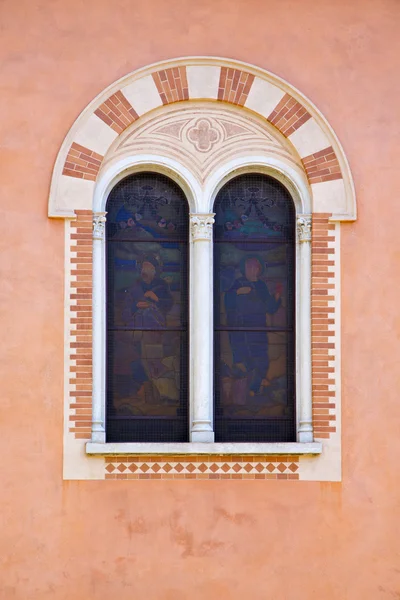 Аббатство из лака и окна в стене церкви — стоковое фото