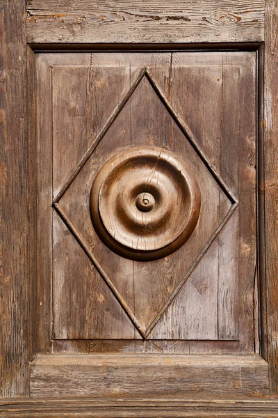 Golpeador marrón de latón oxidado abstracto en una puerta de madera cerrada solb — Foto de Stock