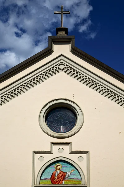 Okno kostela abbiate Itálie starou zeď terasy kostel — Stock fotografie