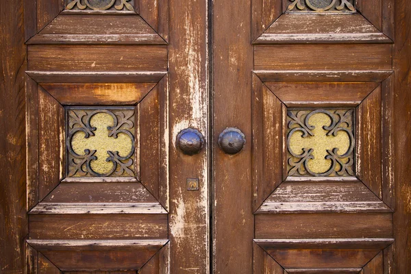 Деревянные стеклянные двери caronno varesino varese — стоковое фото