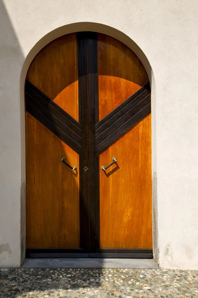Abstraktní mosazi hnědou klepadlo dveře albizzate varese, Itálie — Stock fotografie