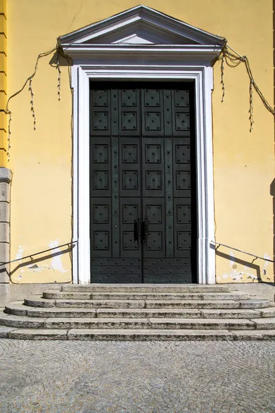 Mosazné dveřní klepadlo a dřevo v kostele gallarate, Itálie — Stock fotografie