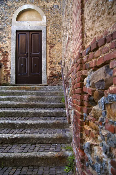 Pirinç kahverengi tokmağı kilise crenna gallarate varese, İtalya — Stok fotoğraf