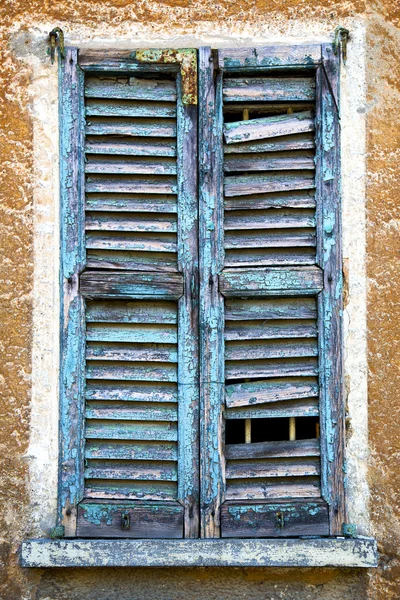 Castiglione olona janela verde o branco — Fotografia de Stock