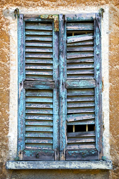 Castiglione olona ventana verde el blanco —  Fotos de Stock