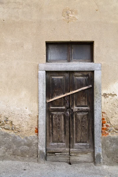 Porta de madeira fechada albizzate varese itália — Fotografia de Stock