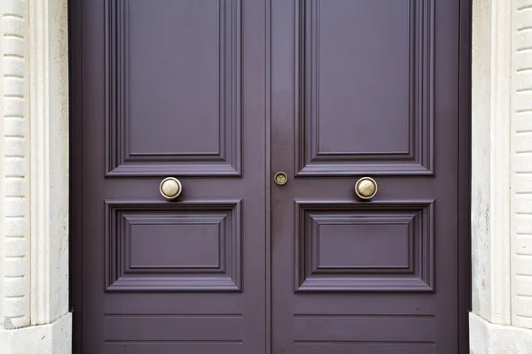 メール抽象茶色ノッカー クローズの木製のドアのポストします。 — ストック写真