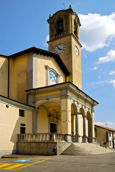 Parkering kyrkliga albizzate varese Italien gammal vägg — Stockfoto