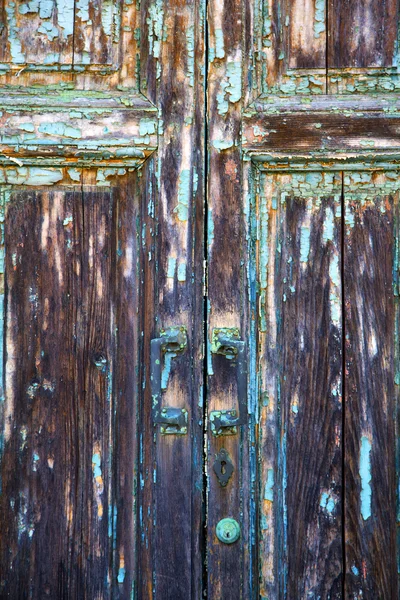 Kołatka mosiądzu i drewna drzwi castiglione olona varese ita — Zdjęcie stockowe