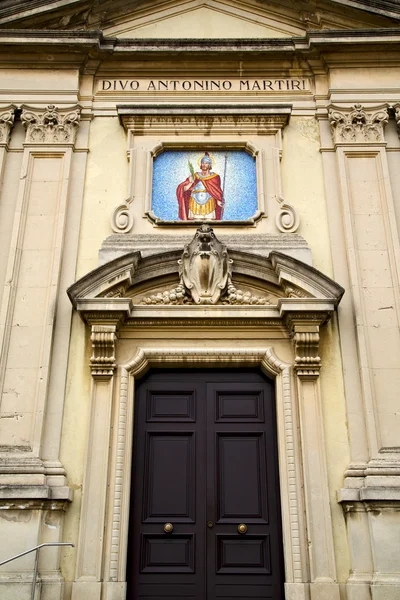 La antigua puerta de entrada y mosaico — Foto de Stock