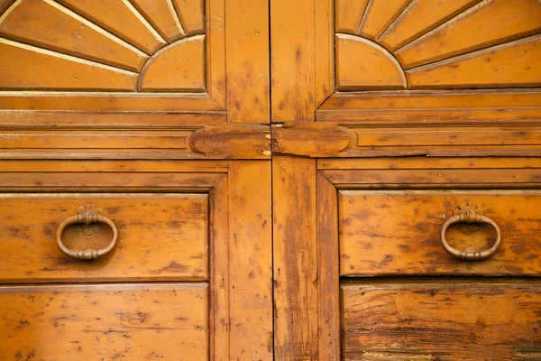 In a   closed wood door venegono  varese italy — Stock Photo, Image