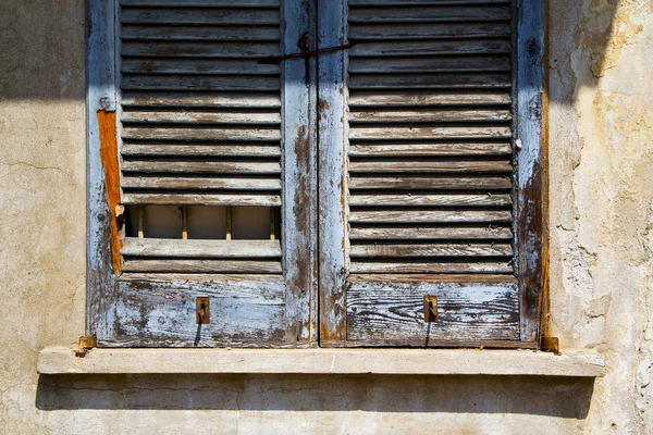 Lonate   varese italy abstract  window   green  wood venetian bl — Stock Photo, Image