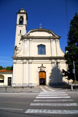 Kilise caidate İtalya saati ve çan kulesi