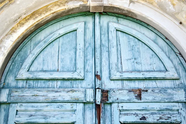 Uzavřené dřevěné dveře carnago Itálie varese — Stock fotografie