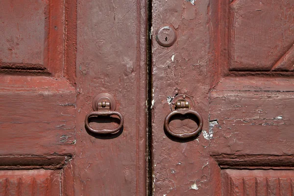 Knocker and wood  door vinago  varese italy — Stock Photo, Image