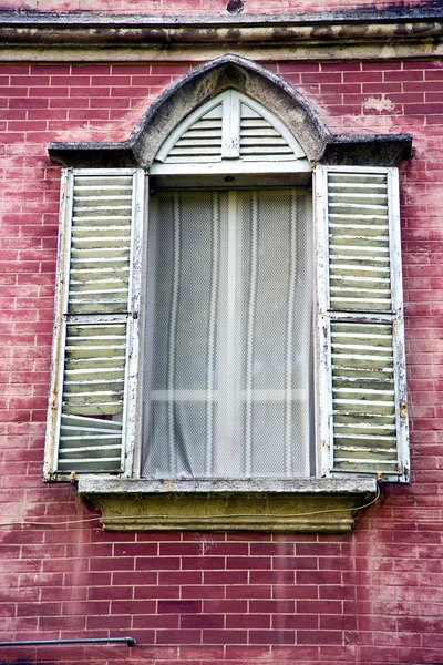 Venegono varese italy abstract  window      concrete  red — Stock Photo, Image