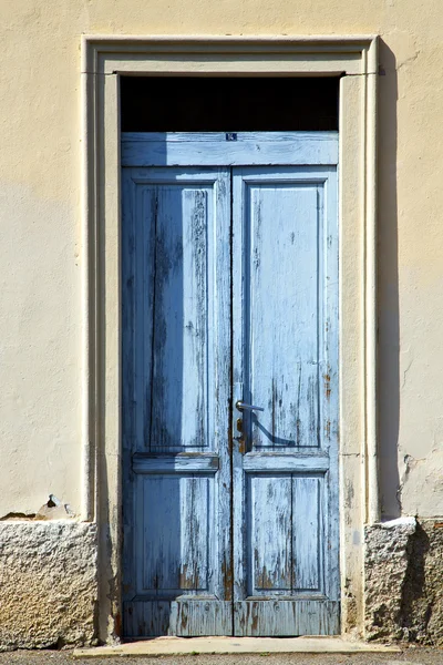 Abstrait dans venegono italie et porte de l'église — Photo