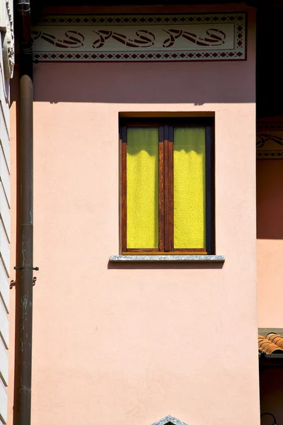 Albizzate venster blind in de concrete grijs — Stockfoto