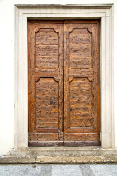 Velho castronno itália a parede e porta da igreja — Fotografia de Stock