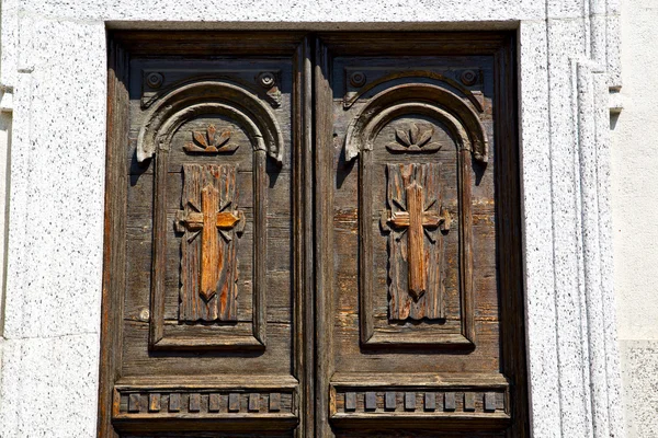 Castronno varese abstracto oxidado latón golpeador marrón en una puerta — Foto de Stock