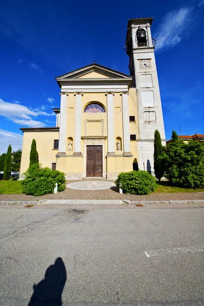 Distorsionar iglesia solbiate arno campanario paso y acera —  Fotos de Stock