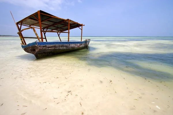 In der blauen Lagune entspannen Sie sich an der Küste von Sansibar — Stockfoto