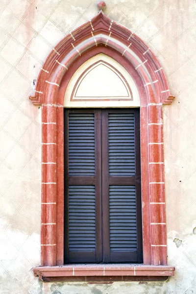 Włochy streszczenie okno mornago drewna weneckiego niewidomych w con — Zdjęcie stockowe