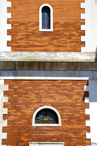 Tradate varese İtalya soyut kırmızı turuncu penceresinde — Stok fotoğraf