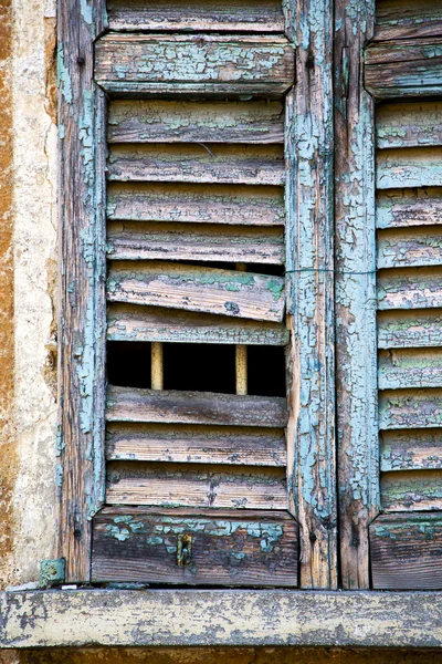 Castiglione olona varese itália janela abstrata no branco — Fotografia de Stock