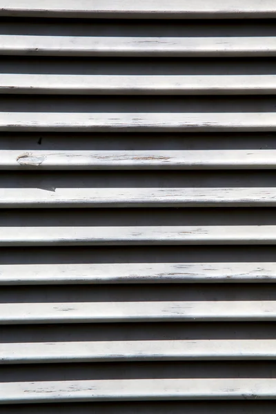 Besnate okno varese, Włochy w beton Cegła — Zdjęcie stockowe