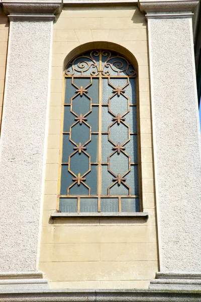 Einsames Pozzolkreuz und Mosaikwand am Himmel sonniger Tag — Stockfoto