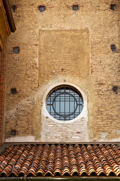 Lonate pozzolo cross kerk en mozaïek muur in de hemel — Stockfoto