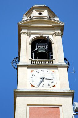 TRADATE eski soyut İtalya t ve kilise kulesine çan