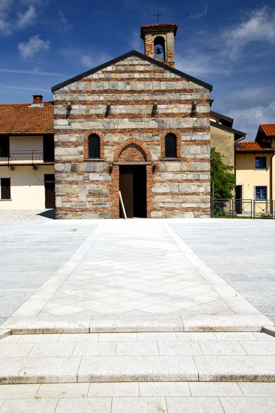 Besnate, Olaszország a fal napos templom — Stock Fotó
