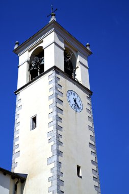 İtalya ve kilise kulesine çan güneşli gün SUMIRAGO soyut