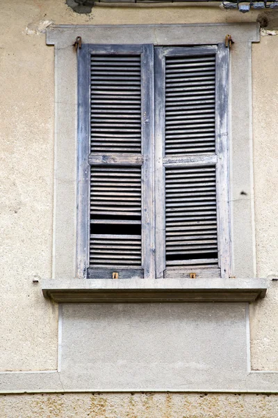 Sumirago croix église et mur de mosaïque dans le ciel ensoleillé — Photo