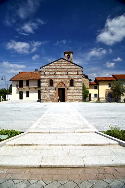 Bezaubernde Architektur in Mauer und Kirche bei sonnigem Wetter — Stockfoto