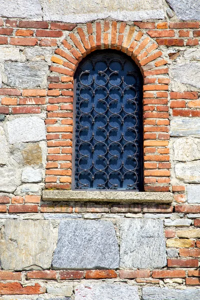 Besnate Haç Kilisesi ve mozaik duvar güneşli gün — Stok fotoğraf