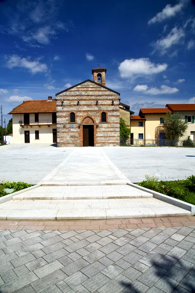 Besnate oude Italië de muur en kerk in zonnige dag — Stockfoto