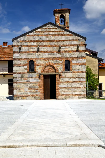 Besnate antigua arquitectura de la pared y la iglesia en el día soleado — Foto de Stock