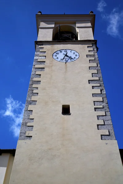 Sumirago i Italien väggen och kyrkan står hög sätta en klocka på soliga d — Stockfoto