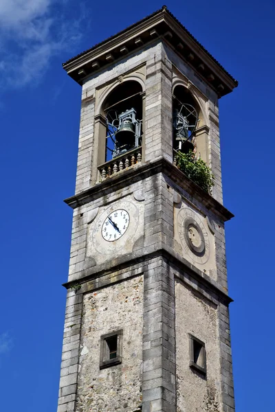 Sumirago viejo en italia la pared y campana de la iglesia día soleado —  Fotos de Stock