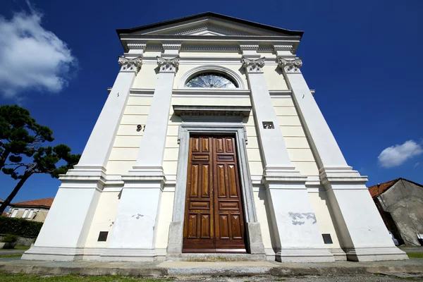 Sumirago 古い建築壁と晴れた日に教会 — ストック写真