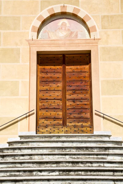 Sunny daY italia chiesa tradate la vecchia porta mosaico d'ingresso — Foto Stock