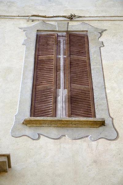 Jerago zonnige dag hout Venetiaanse concrete bakstenen — Stockfoto